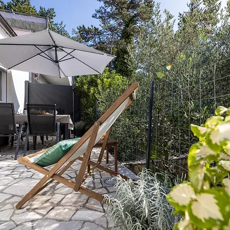 Apartments Lacrima *